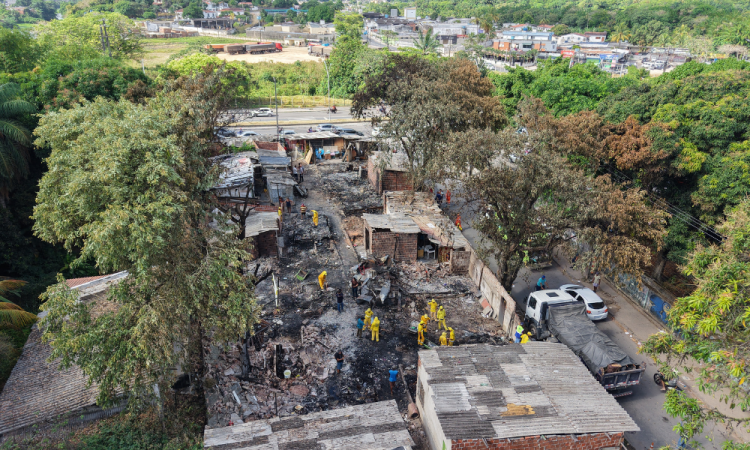 Vista aérea de segunda-feira (1) do rescaldo do incêndio na ocupação Icauã Rodrigues, organizada pelo Movimento Urbano dos Trabalhadores Sem Teto (MUST)