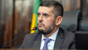 Deputado Rodrigo Bacellar (União Brasil), afastado da presidência da Alerj por decisão do ministro do STF, Alexandre de Moraes, assina o pedido de licença do mandato para resolver assuntos particulares