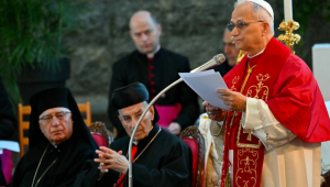 Papa Leão XIV discursa para a multidão durante um encontro com bispos, sacerdotes, pessoas consagradas e trabalhadores pessoais no santuário de Nossa Senhora do Líbano
