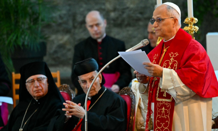 Papa Leão XIV reza pela paz durante visita ao Líbano