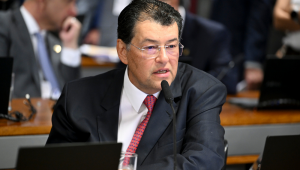 Senador Eduardo Braga (MDB-AM) durante votação do projeto de lei que aumenta a carga tributária sobre casas de apostas online (bets), fintechs e instituições financeiras