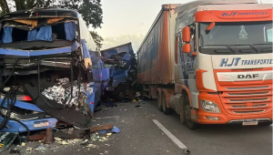 Engavetamento na via Dutra deixa um morto e 37 feridos em Taubaté