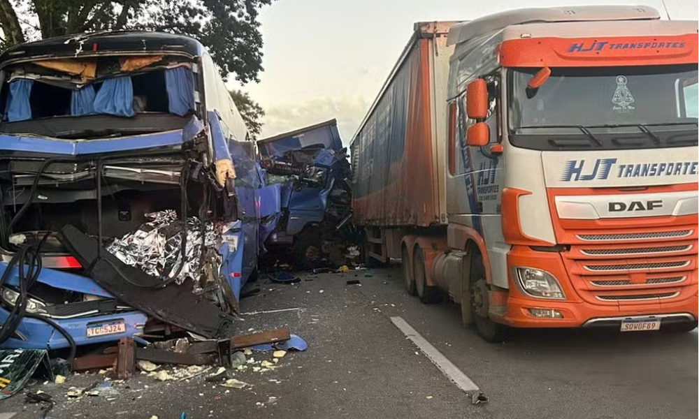 Engavetamento na via Dutra deixa um morto e 37 feridos em Taubaté