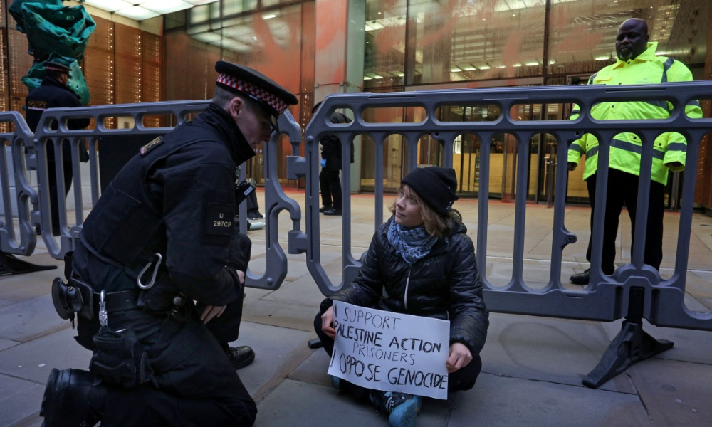 Greta Thunberg é detida em Londres durante ato de apoio ao grupo Palestine Action