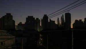 Bairro da Mooca, zona leste de São Paulo, é afetado pela queda de energia na noite desta quarta-feira (10) devido ao vendaval decorrente do ciclone que atinge o sul e sudeste do Brasil