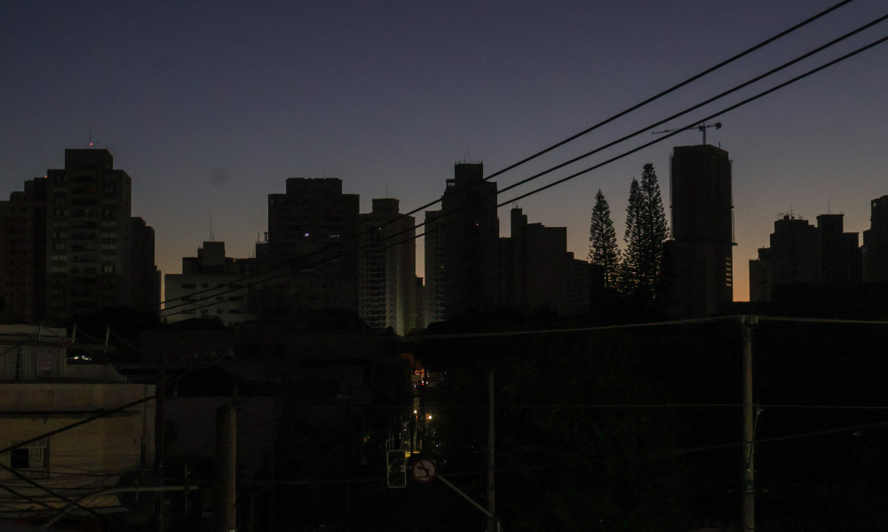 Bairro da Mooca, zona leste de São Paulo, é afetado pela queda de energia na noite desta quarta-feira (10) devido ao vendaval decorrente do ciclone que atinge o sul e sudeste do Brasil