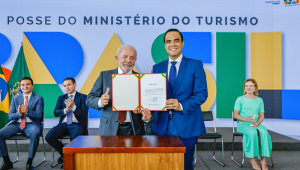 Lula empossa Gustavo Feliciano como novo ministro do Turismo