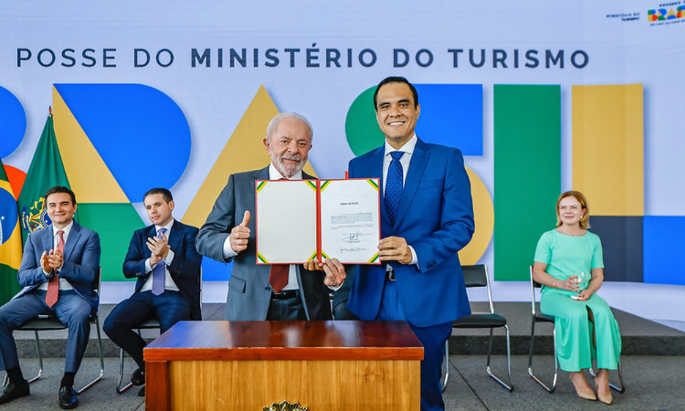Lula empossa Gustavo Feliciano como novo ministro do Turismo