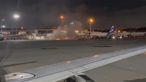 Passageiros são retirados às pressas de avião após fogo em esteira de bagagens em Guarulhos