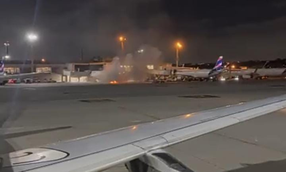 Passageiros de um voo da Latam precisaram ser retirados às pressas do avião após a esteira de bagagens conectada à aeronave pegar fogo em Guarulhos