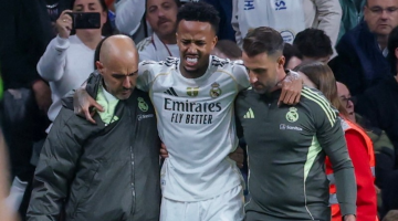 Zagueiro Éder Militão sai de campo com auxílio após sofrer uma lesão durante a partida do Campeonato Espanhol entre Real Madrid e Celta de Vigo