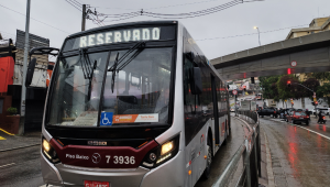 Ônibus passa com o letreiro de 'Reservado' pelo corredor de ônibus, devido à greve surpresa iniciada no final da tarde desta terça- feira (9)