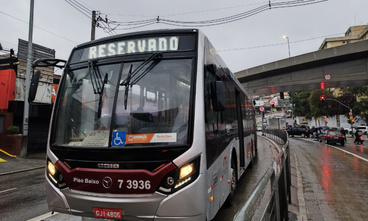 Após caos e paralisação, ônibus voltam a funcionar normalmente em SP