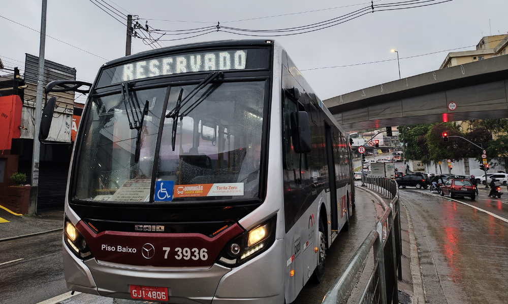 Ônibus passa com o letreiro de 'Reservado' pelo corredor de ônibus, devido à greve surpresa iniciada no final da tarde desta terça- feira (9)