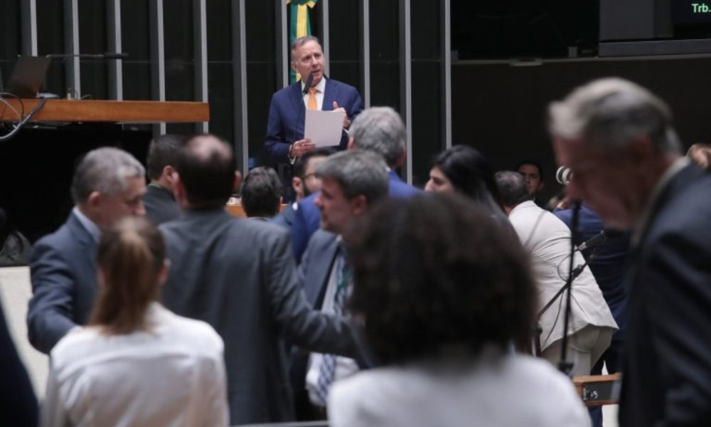 Relator Aguinaldo Ribeiro (PP-PB) apresenta parecer sobre o projeto em Plenário