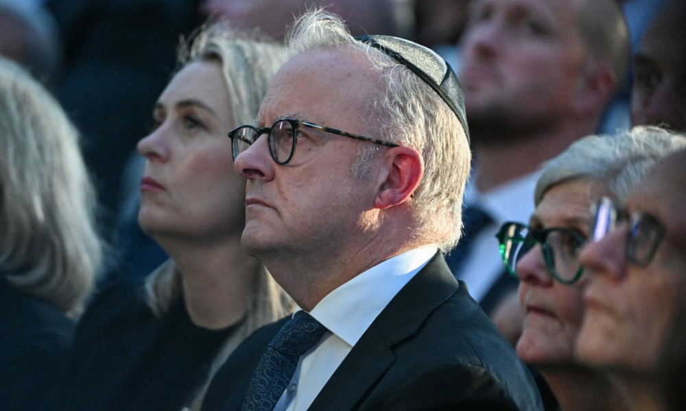 Primeiro-ministro da Austrália, Anthony Albanese, e sua esposa, Jodie Haydon, participam da cerimônia em memória das vítimas do tiroteio na praia de Bondi, em Sydney