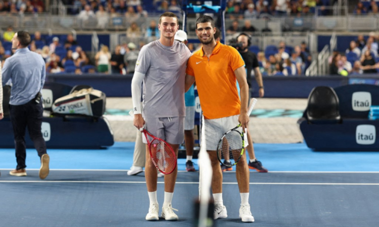 Fonseca encanta torcida, mas Alcaraz confirma favoritismo e vence exibição em Miami