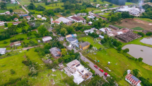 Tornado de curta duração atingiu a cidade de Farroupilha, no Rio Grande do Sul, na terça-feira (23)