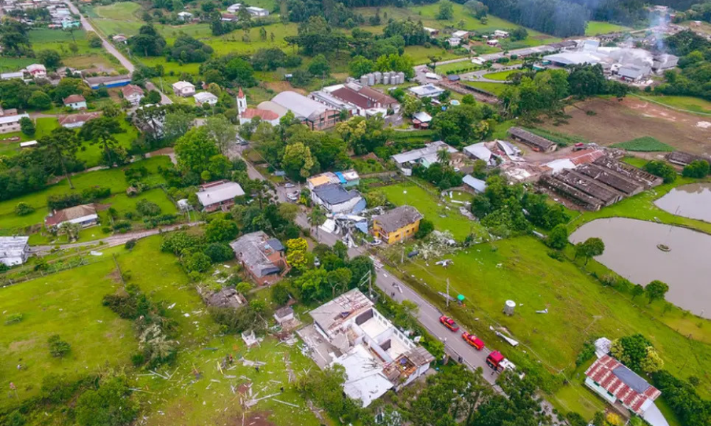 Tornado de curta duração atingiu a cidade de Farroupilha, no Rio Grande do Sul, na terça-feira (23)