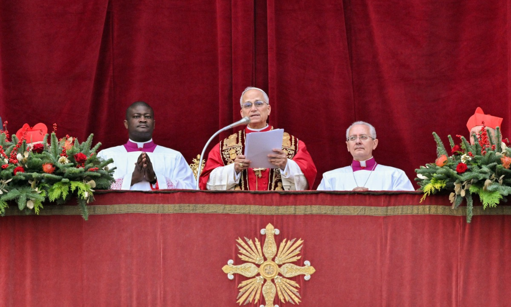 Papa Leão XIV profere a mensagem Urbi et Orbi e abençoa a cidade e o mundo na varanda principal da Basílica de São Pedro