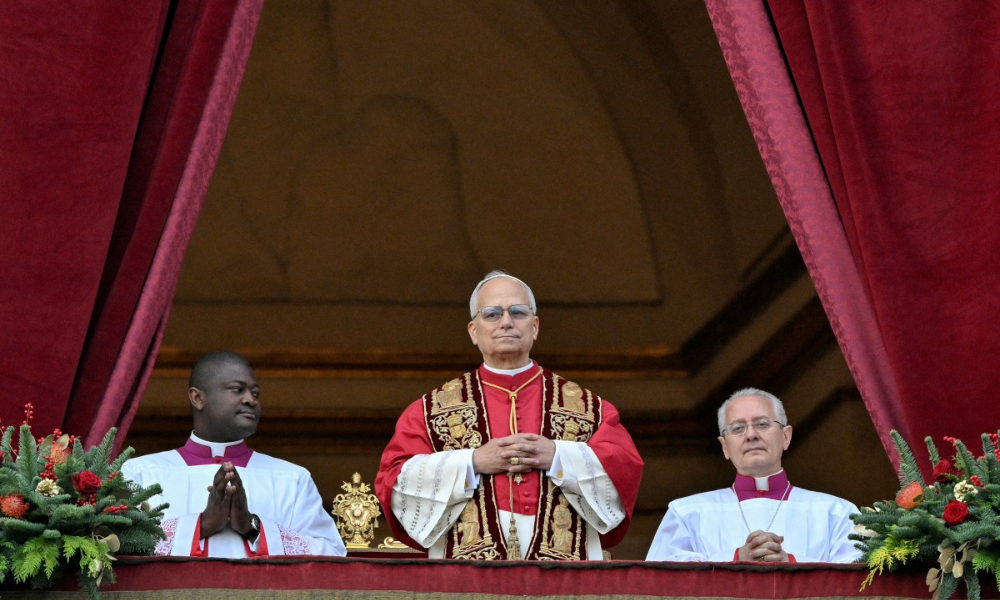 Papa Leão XIV aparece na varanda principal da Basílica de São Pedro antes de proferir a mensagem e bênção Urbi et Orbi à cidade e ao mundo