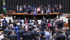 Câmara dos Deputados aprova o substitutivo ao Projeto de Lei nº 2.162/2023, que altera a estratégia de defesa dos envolvidos nos atos de 8 de Janeiro
