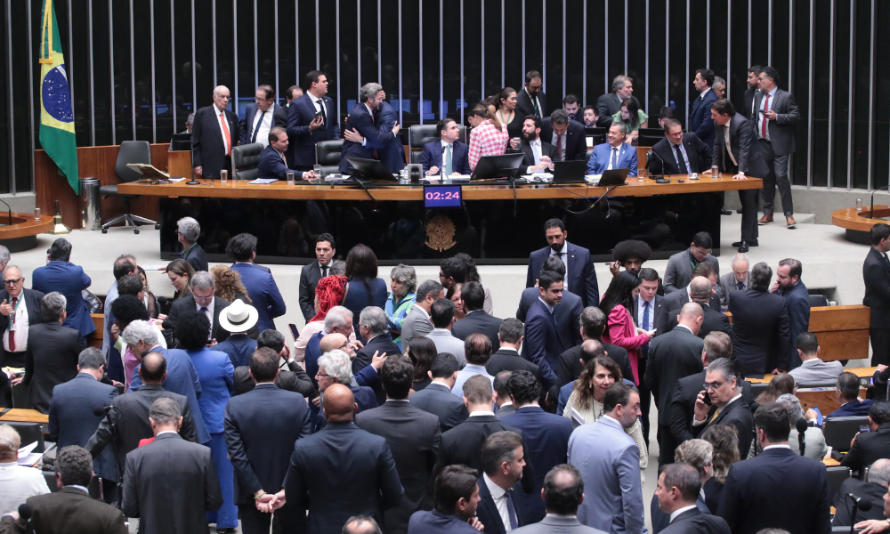 Câmara dos Deputados aprova o substitutivo ao Projeto de Lei nº 2.162/2023, que altera a estratégia de defesa dos envolvidos nos atos de 8 de Janeiro