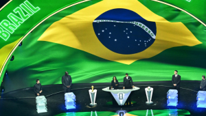Bandeira do Brasil é exibida em um telão durante o sorteio da Copa do Mundo de 2026, que será realizada nos Estados Unidos, Canadá e México
