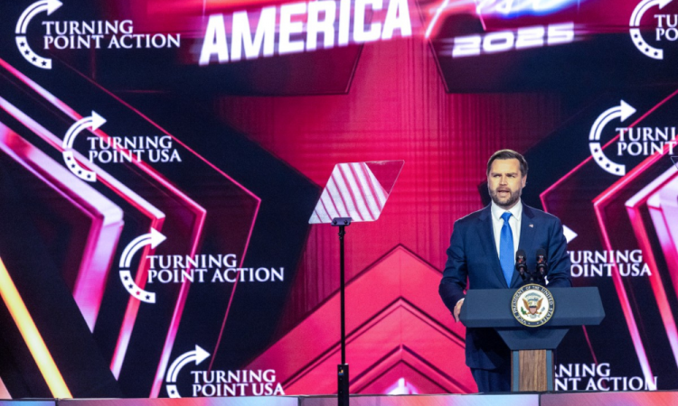 Vice-presidente dos EUA, JD Vance, discursa na conferência anual AmericaFest da Turning Point, em memória do falecido ativista político de direita Charlie Kirk