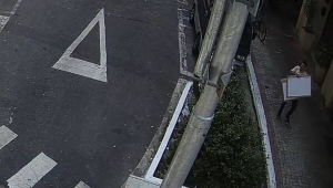 Homem segura obras roubadas na Biblioteca Mário de Andrade, no centro de SP