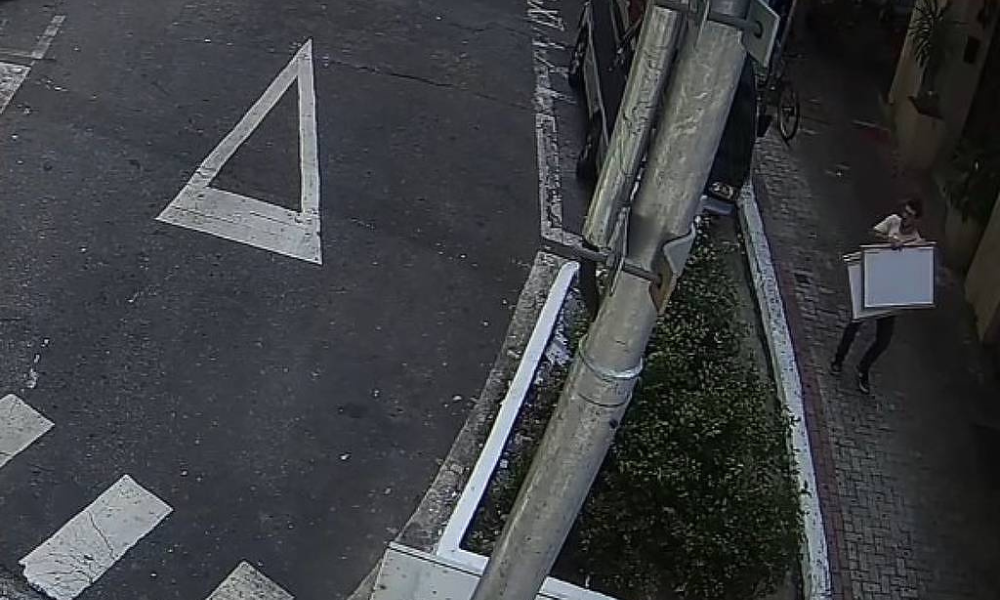 Homem segura obras roubadas na Biblioteca Mário de Andrade, no centro de SP