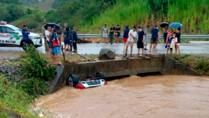 Três pessoas da mesma família morrem após carro ser arrastado por enxurrada em Palhoça