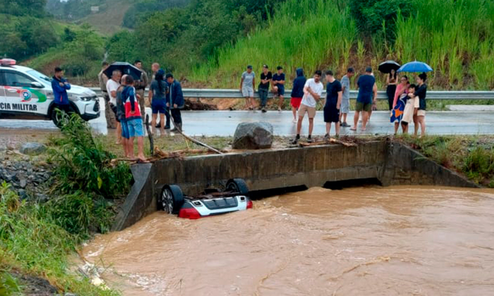 Três pessoas da mesma família morrem após carro ser arrastado por enxurrada em Palhoça