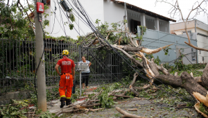 Forte chuva que atingiu Belo Horizonte na madrugada de sábado (13) deixou quem mora em bairros da Região da Pampulha sem energia elétrica