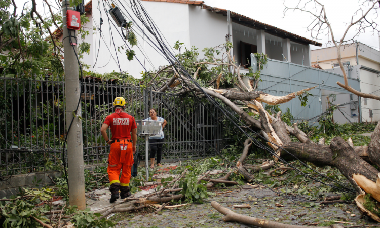 Forte chuva que atingiu Belo Horizonte na madrugada de sábado (13) deixou quem mora em bairros da Região da Pampulha sem energia elétrica