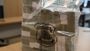 PF apreende R$ 400 mil em dinheiro vivo no flat do deputado Sóstenes Cavalcante em Brasília