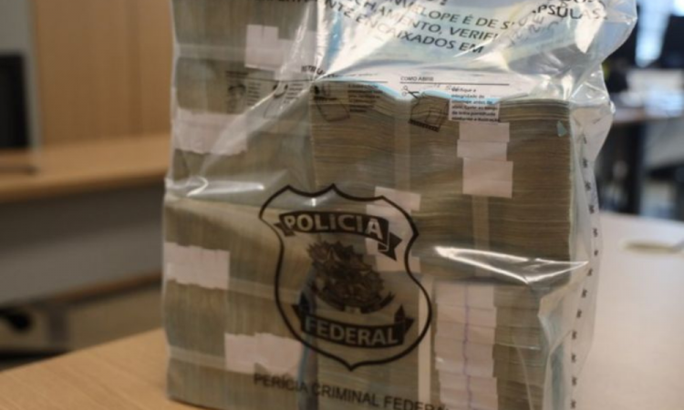 PF apreende R$ 400 mil em dinheiro vivo no flat do deputado Sóstenes Cavalcante em Brasília