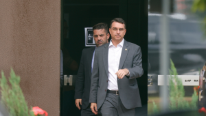 Senador Flávio Bolsonaro na sede da Superintendência da Polícia Federal, em Brasília, após visitar o seu pai, o ex-presidente Jair Bolsonaro