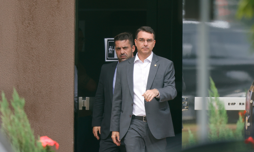 Senador Flávio Bolsonaro na sede da Superintendência da Polícia Federal, em Brasília, após visitar o seu pai, o ex-presidente Jair Bolsonaro