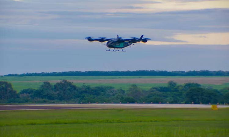 Protótipo de ‘carro voador’ da Eve realiza voo inaugural no interior de São Paulo