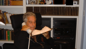 Esta foto sem data, fornecida pelo Departamento de Justiça dos EUA, mostra Jeffrey Epstein em um local não divulgado