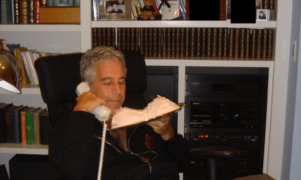 Esta foto sem data, fornecida pelo Departamento de Justiça dos EUA, mostra Jeffrey Epstein em um local não divulgado