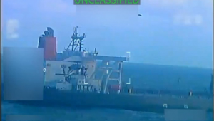 Captura de tela de um vídeo postado pela Procuradora-Geral dos EUA, Pam Bondi, mostra a execução de 'um mandado de apreensão de um petroleiro usado para transportar petróleo sancionado da Venezuela e do Irã'