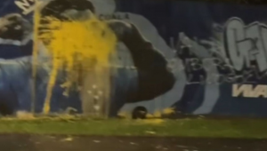 Imagem de Gabigol no CT do Cruzeiro é vandalizada após eliminação na Copa do Brasil