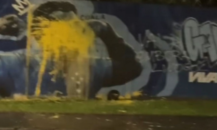 Imagem de Gabigol no CT do Cruzeiro é vandalizada após eliminação na Copa do Brasil