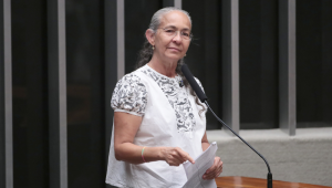 Heloísa Helena assume vaga na Câmara e descarta alinhamento com governo Lula