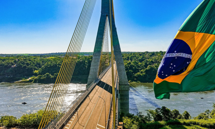 Ponte Internacional da Integração Brasil-Paraguai, em Foz do Iguaçu, no Paraná, na fronteira com o país vizinho