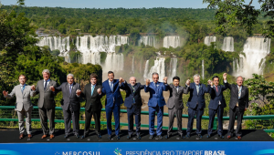 Fotografia oficial dos Presidentes e Chefes de Delegação dos Estados Partes do Mercosul e dos Estados Associados, no Mirante da Cataratas, em Foz do Iguaçu
