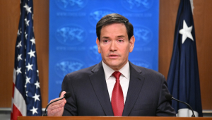 Secretário de Estado dos EUA, Marco Rubio, gesticula enquanto fala durante uma coletiva de imprensa de fim de ano na Sala de Imprensa do Departamento de Estado, em Washington