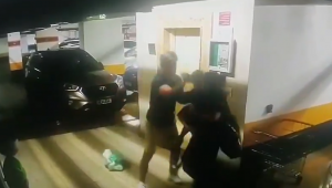Câmera de segurança de condomínio em Águas Claras (DF) mostra homem agredindo uma mulher e o filho dela